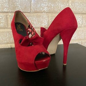 Red heels with bow